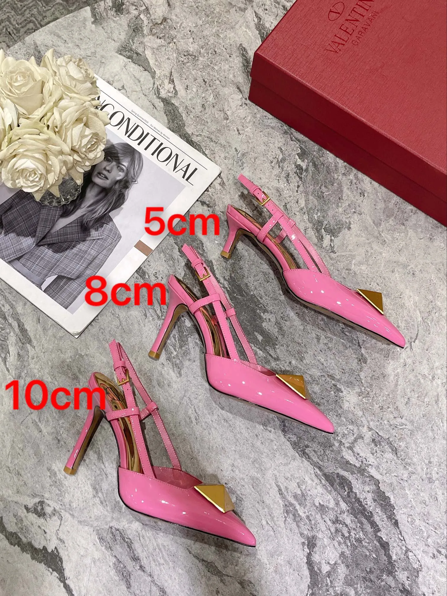 👟👟Ex-factory price 400👟👟 Genuine leather sole +40 Valentino Valentino spring and summer new rivet shoes are new☑️ —————————————— The latest golden big rivet element is full of high-end sense! Extremely fashionable Heel height: 9.5cm Upper: Matt sheepskin Lining: Sheepskin lining Outsole: Italian genuine leather outsole, rubber sole optional Color: Two styles and 8 colors available Code number: 34-41 (34 and 42 customized are not returnable)